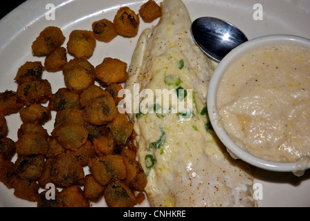 Deep Fried okra battues filet de sébaste grillé beurre fondu d'oignons verts en dés fromage bol grits Banque D'Images