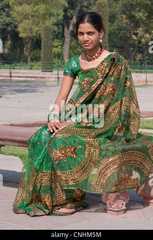 Agra, Inde. Femme indienne de l'État du Maharashtra visiter le Taj Mahal. Banque D'Images