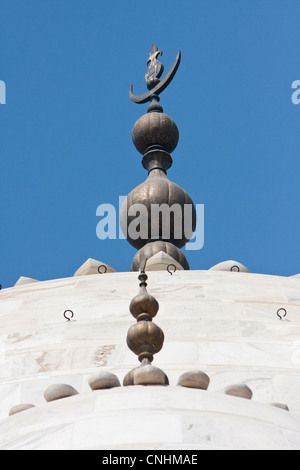 Agra, Inde. Taj Mahal. Lunes de croissant sur le dessus des dômes du mausolée. Banque D'Images
