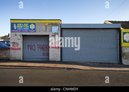 Aucun signe d'un parking mal peint à la bombe sur un garage. Leeds Road, Bradford West Yorkshire. Banque D'Images