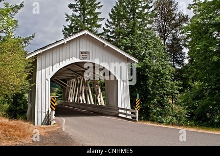 Cet ancien pont couvert blanc est dans les régions rurales du comté de Linn, Hannah, construit en 1936 au-dessus du ruisseau Thomas, de l'Oregon. Banque D'Images