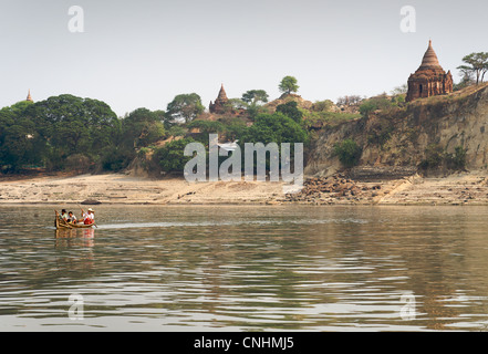 Près de Bagan sur le fleuve Ayeyarwady. La Birmanie. Le Myanmar. Irrawaddy Banque D'Images