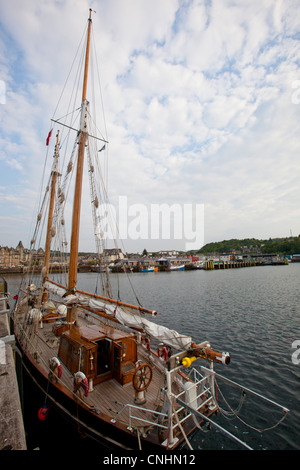 Un grand voilier amarré dans le port à Oban, Scotland Banque D'Images