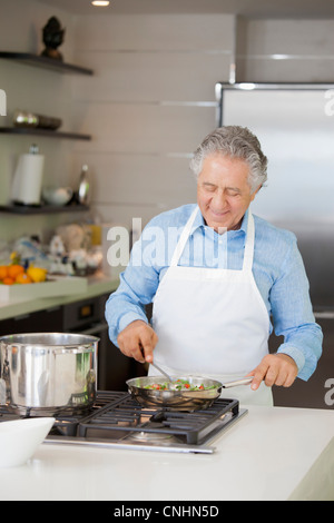 A la cuisson des légumes dans une casserole faire revenir Banque D'Images