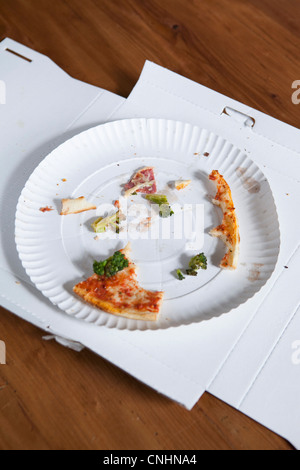 Croûtes de pizza sur une plaque de papier dans une boîte en carton Banque D'Images