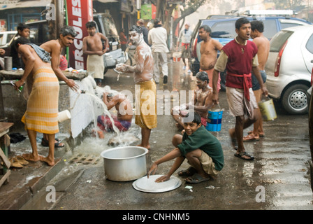 Les hommes en baignoire dans les rues de Kolkata Banque D'Images
