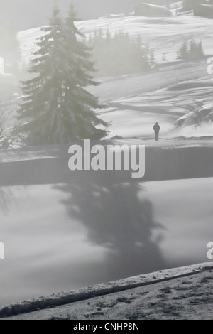 Lone man on snowy landscape Banque D'Images