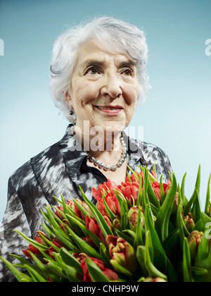 A la réception d'un bouquet de tulipes Banque D'Images