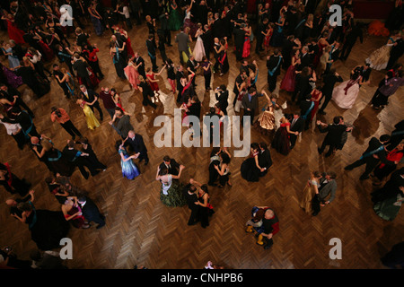 Bal de graduation du gymnase 'Na Prazacce' dans la salle de Concert Lucerna à Prague, République tchèque. Banque D'Images