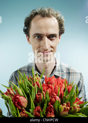 Un homme tenant un bouquet de tulipes si tout va bien Banque D'Images