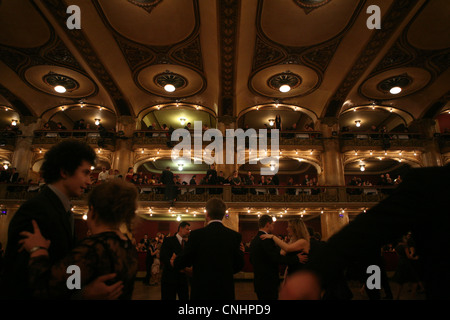 Bal de graduation du gymnase 'Na Prazacce' dans la salle de Concert Lucerna à Prague, République tchèque. Banque D'Images