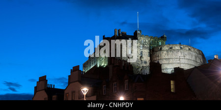 Le Château d'Édimbourg du Grassmarket dans la nuit Banque D'Images