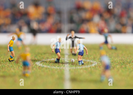 Le joueur de soccer miniatures figurines au coup d'envoi d'un match de foot Banque D'Images