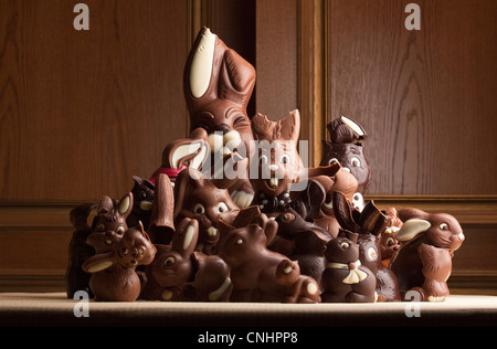 Tas de lapins de Pâques au chocolat différents Banque D'Images