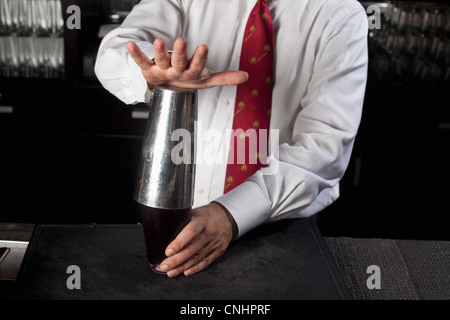 Détail d'un bartender making un verre, side view Banque D'Images