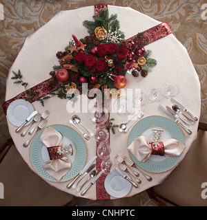 Un set de table pour un dîner de Noël pour deux Banque D'Images