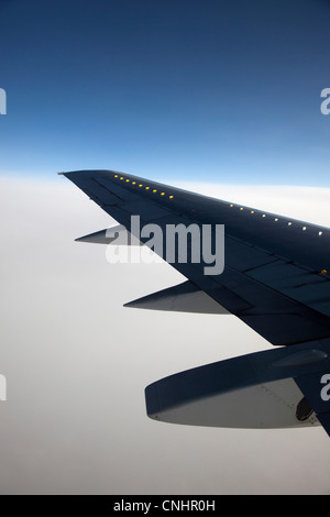 Les ailes d'un avion en plein vol Banque D'Images