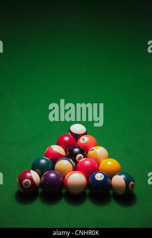 Boules de billard en rack sur un feutre vert table de billard Banque D'Images