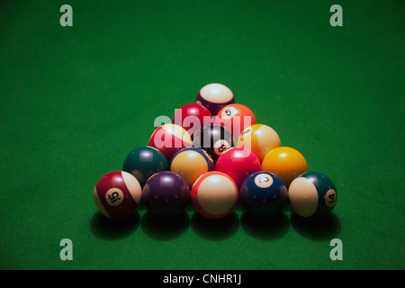 Boules de billard en rack sur un feutre vert table de billard Banque D'Images