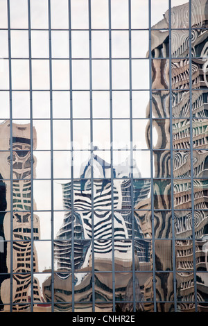 Les bâtiments reflètent dans windows en miroir du bâtiment de bureaux, Brisbane, Australie Banque D'Images