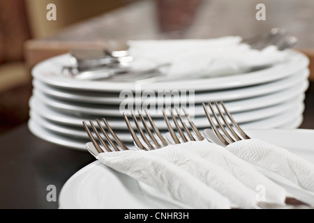 Fourchettes et couteaux enveloppés dans des serviettes en papier Banque D'Images