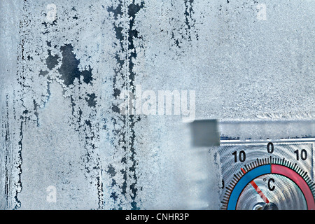 Les cristaux de glace de la fenêtre et de l'indicateur de température, Banque D'Images