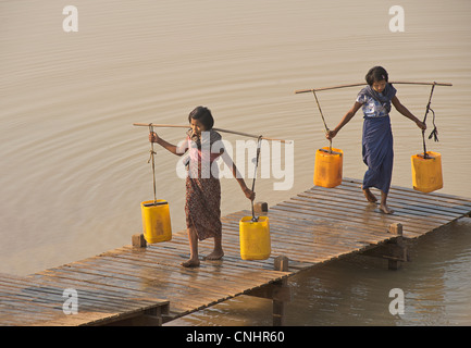 La collecte de l'eau d'un réservoir situé entre le mont Popa et Bagan Birmanie. Le Myanmar. Les préparatifs du Festival de l'eau Banque D'Images