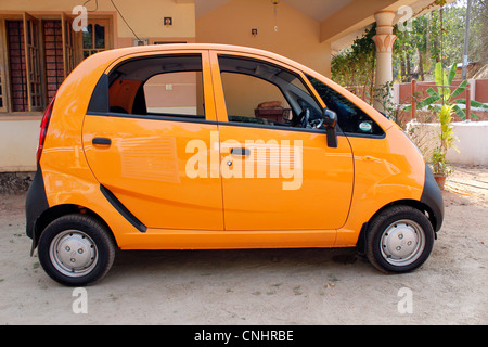 Tata Nano ; petite voiture a également appelé l'un lakh location Banque D'Images