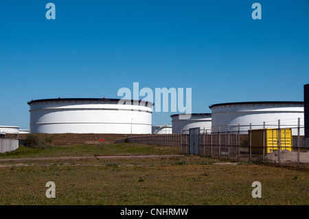Les grandes pétrolières à Harbour avec ciel bleu en arrière-plan Banque D'Images