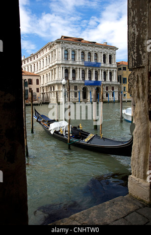 Canal Vénitien avec petit bateau à la porte avant, Venise Banque D'Images