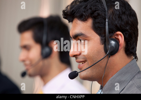 Agent de centre d'appels smiling Banque D'Images