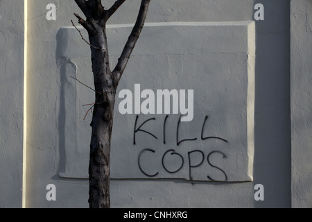 Les graffitis haineux violents l'incitation à la violence ou au meurtre, 'Tuer les flics", écrit sur le mur de Williamsburg, Brooklyn, New York, USA Banque D'Images