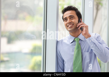 La conversation sur un téléphone mobile Banque D'Images