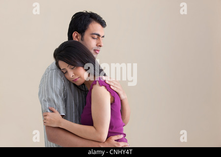 Couple hugging Banque D'Images