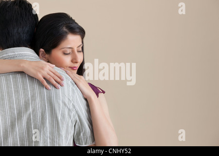 Woman hugging son mari Banque D'Images