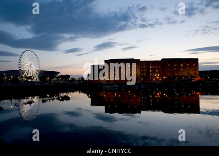 Coucher de soleil sur le front de mer en direction de l'Albert Dock, Liverpool, Royaume-Uni Banque D'Images