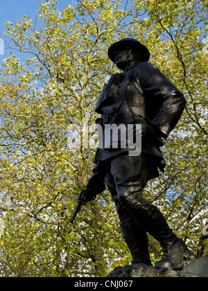 Monument commémoratif de guerre consistant en la figure de bronze de soldat de l'York et Lancaster Regiment qui a perdu quelques 8814 hommes dans WW1 Banque D'Images