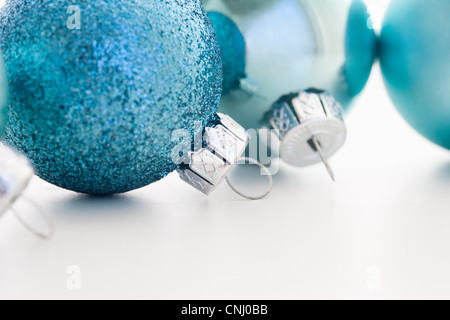 Blue Christmas baubles Banque D'Images