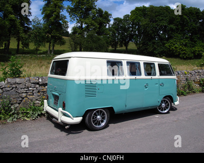 VW Camper van un double objectif qui permet aux véhicules de camping semi et voiture Derbyshire en Angleterre Banque D'Images