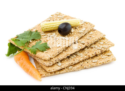 Des collations santé - bio Craquelins au fromage aux olives, carottes et du maïs miniature. Isolé sur fond blanc. Banque D'Images