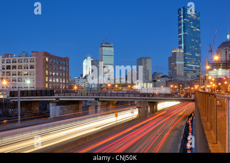 Le centre-ville de Boston, Massachusetts Massachusetts Turnpike, vu de dessus. Banque D'Images