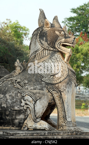 Tuteur de sculpture en stuc. Singha. Temple Ananda, Pagan, Birmanie. Bagan, Myanmar Banque D'Images