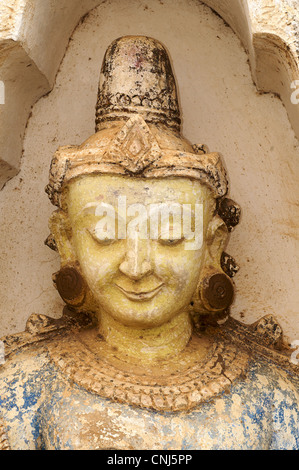 Sculpture en stuc au temple Ananda, Pagan, Birmanie. Bagan, Myanmar Banque D'Images