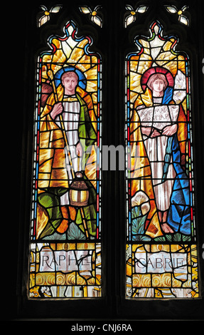 Vitraux représentant des archanges Raphaël et Gabriel dans l'église St Mary Morte Hoe Banque D'Images