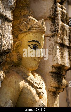 Sculpture en stuc au temple Ananda, Pagan, Birmanie. Bagan, Myanmar Banque D'Images