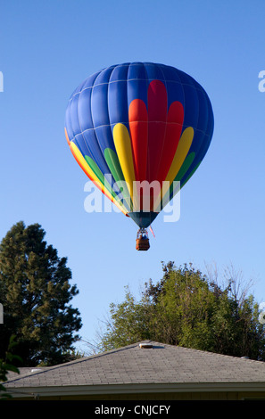 Hot Air Balloon landing dans une zone résidentielle de Boise, Idaho, USA. Banque D'Images