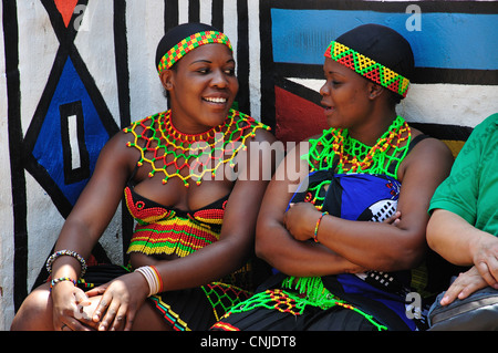 Les jeunes femmes zoulou au village culturel Lesedi African, Broederstroom, Johannesburg, la Province de Gauteng, Afrique du Sud Banque D'Images