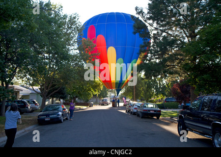 Hot Air Balloon landing dans une zone résidentielle de Boise, Idaho, USA. Banque D'Images