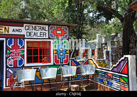 Ndebele coloré magasin général, culturel Lesedi African Village, Broederstroom, Johannesburg, Gauteng, Afrique du Sud Banque D'Images