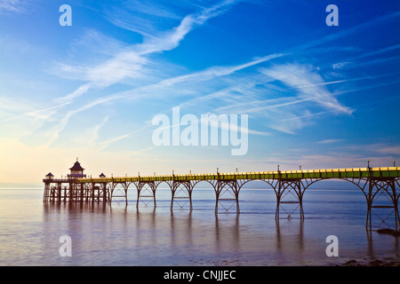 Lumière du soir tombe sur la jetée de Clevedon, Somerset, England, UK Banque D'Images